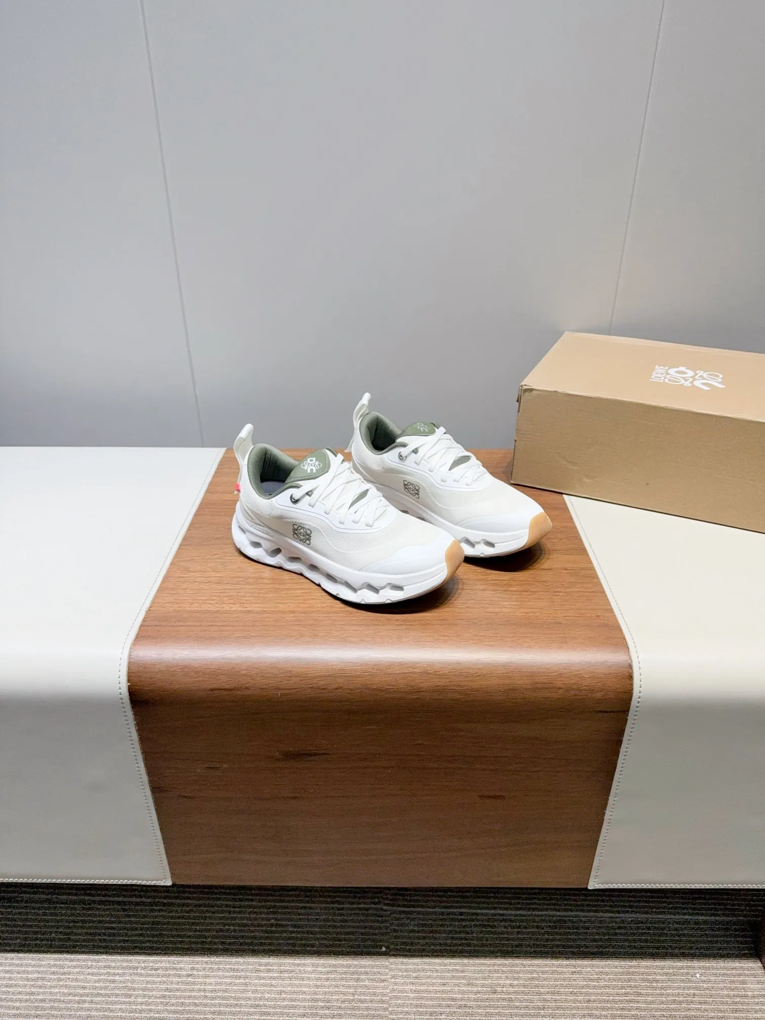 👟👟Ex-factory price 640👟👟 Lowe✅Loewe x on cioudtilt2.0 running shoes for couples Lowewe x on New cooperation series of running shoes The brand and the Swiss high-performance sports brand on jointly create this series of works specially designed for urban and outdoor life, fully demonstrating the technological quality of sustainable concepts. This cooperation combines ON's professional technology with Loewe's exquisite craftsmanship, and uses it in the production and design, specially designed for urban life and outdoor sports. Every color is awesome and super comfortable on the feet. ✔The upper is made of recycled polyester fiber and mesh fabric. ✔Using an exclusive rubber sole, the classic Loewe logo is printed on the side of the shoe and decorated with full-coverage seam details. Size: Women's 35-45 (40 women's 45 men's custom-made, non-refundable)